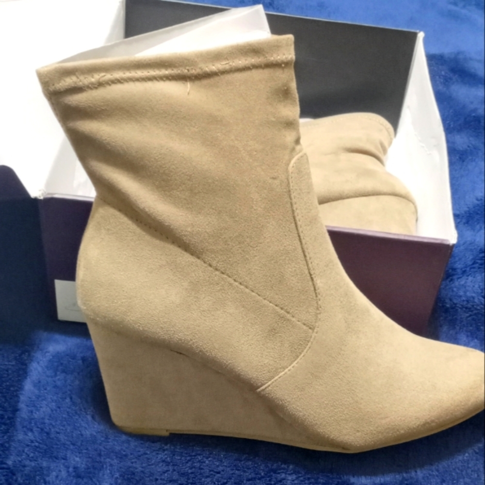 Pair of tan boooties